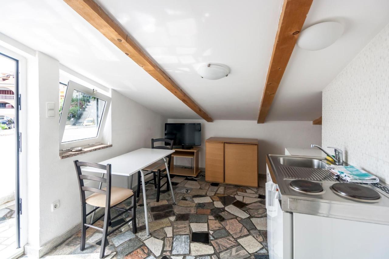 Apartments & Rooms Strcic Petra Krk Town Bagian luar foto