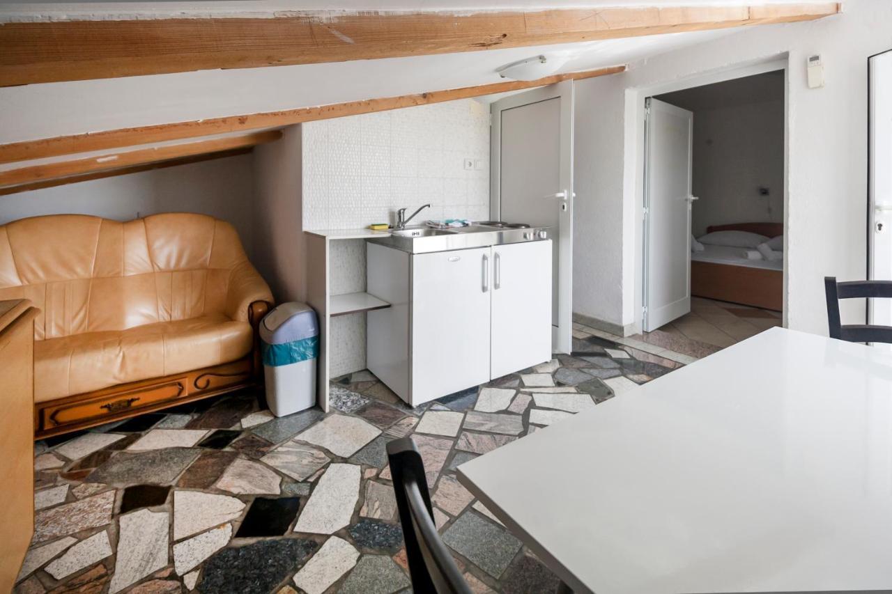 Apartments & Rooms Strcic Petra Krk Town Bagian luar foto