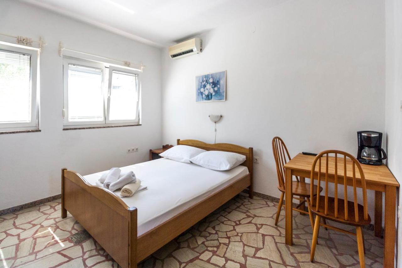 Apartments & Rooms Strcic Petra Krk Town Bagian luar foto