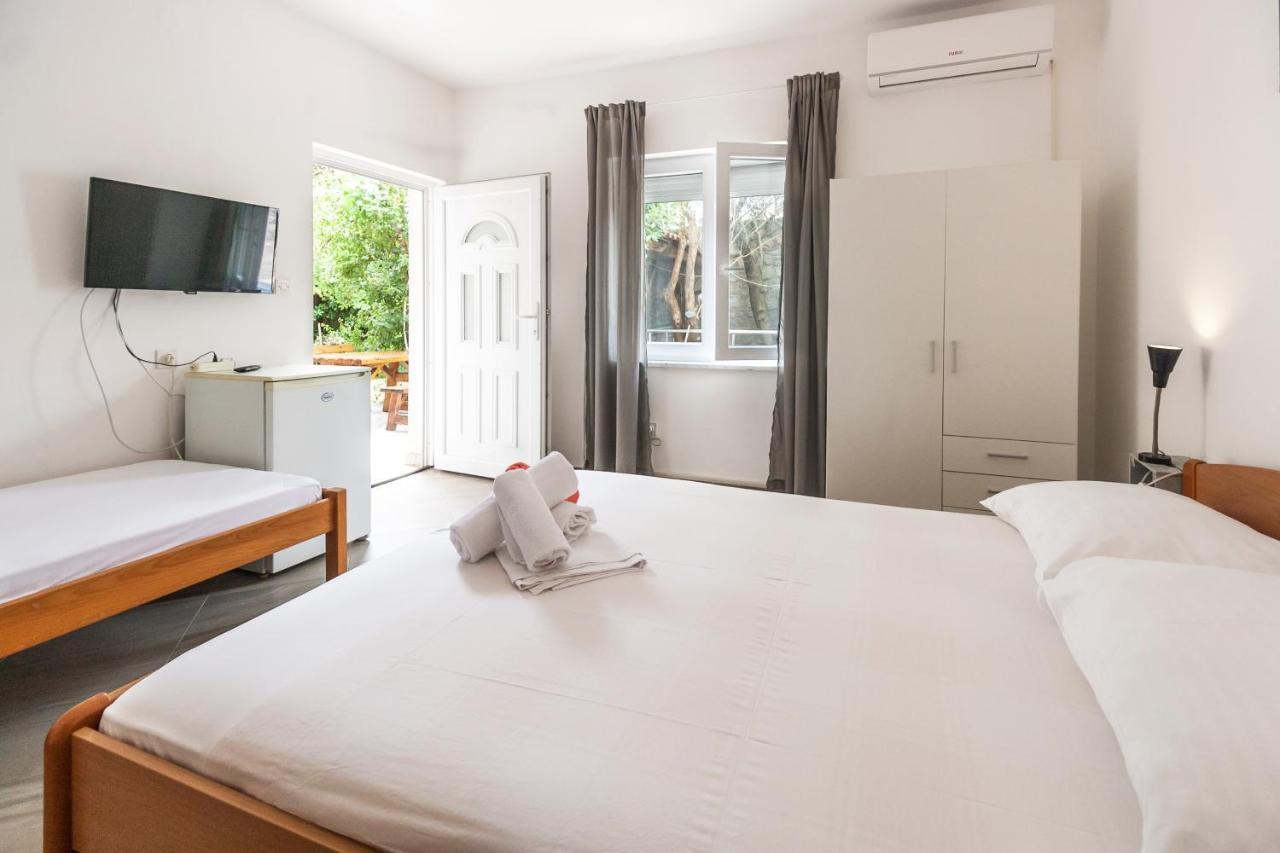 Apartments & Rooms Strcic Petra Krk Town Bagian luar foto